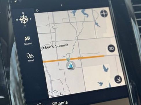 Used 2017 Volvo XC90 T6 Momentum w/ Vision Package image 12