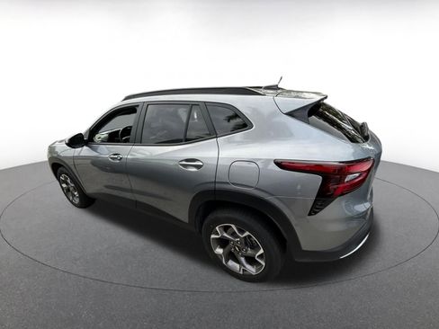 Used 2025 Chevrolet Trax LT w/ LT Convenience Package image 5