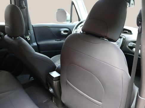 Used 2021 Jeep Renegade Latitude FWD image 17