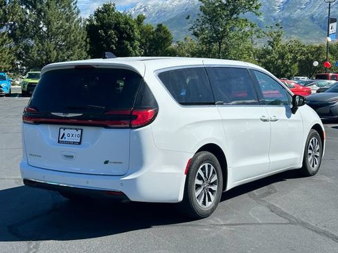 Used 2024 Chrysler Pacifica Limited FWD image 4
