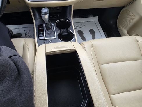 Used 2019 Toyota Highlander XLE image 25