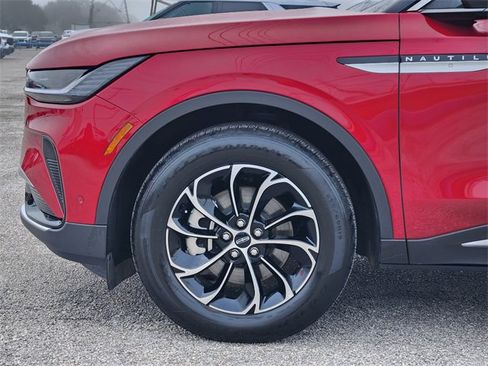 Used 2024 Lincoln Nautilus Premier image 8