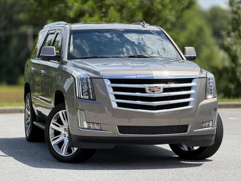 Used 2017 Cadillac Escalade Luxury RWD image 4