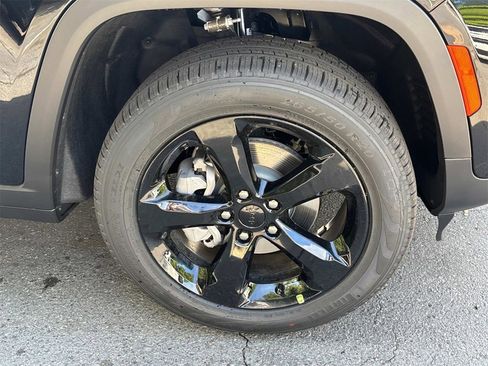 New 2025 Jeep Grand Cherokee Limited w/ Black Appearance Package image 40