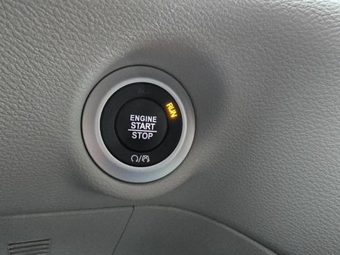 Used 2024 Chrysler Pacifica Touring-L image 22