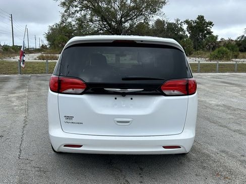 Used 2022 Chrysler Voyager LX image 5