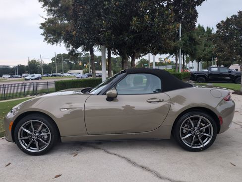 Used 2023 MAZDA MX-5 Miata Grand Touring w/ Weather Package image 12