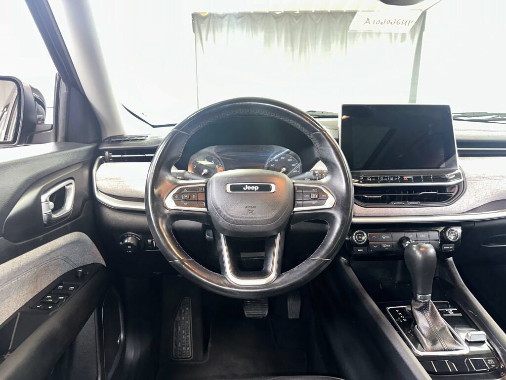 Used 2022 Jeep Compass Latitude w/ Sun and Sound Group AWD/4WD image 2