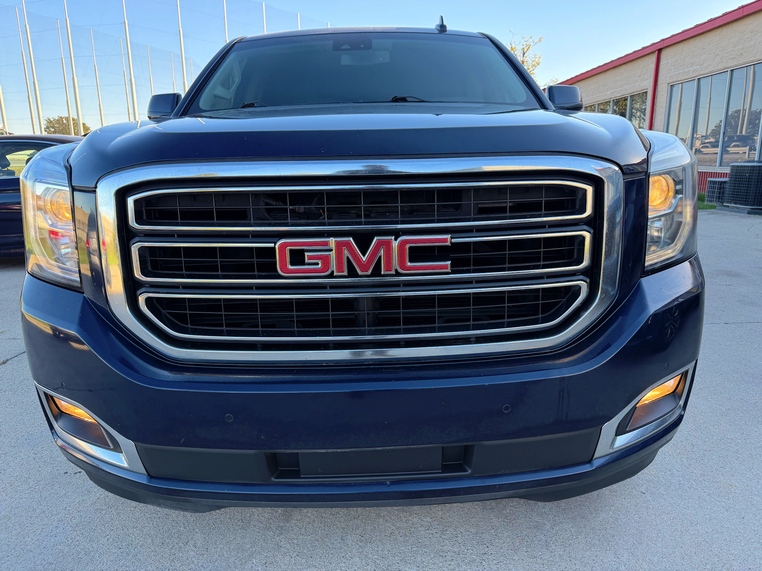 Used 2019 GMC Yukon SLE w/ SLE Value Package AWD/4WD image 1