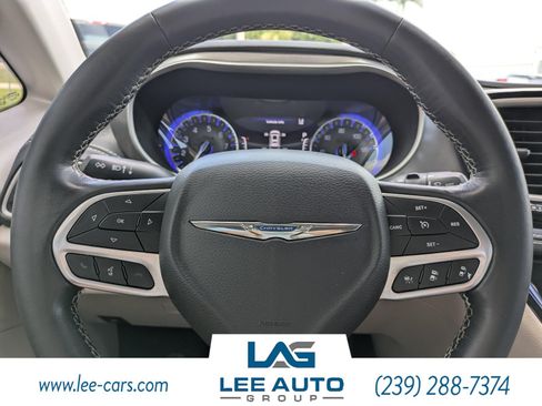 Used 2021 Chrysler Pacifica Touring-L FWD image 23