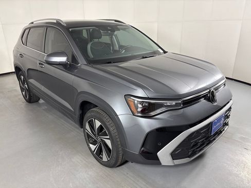Used 2025 Volkswagen Taos SE AWD/4WD image 2