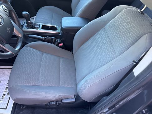 Used 2017 Toyota Tacoma SR5 AWD/4WD image 18