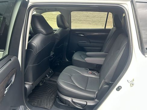 Used 2020 Toyota Highlander Limited image 16