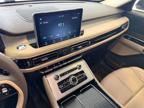 Used 2023 Lincoln Aviator AWD w/ Premium Package image 18