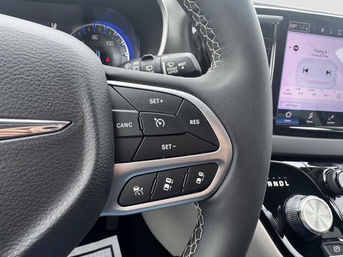 Used 2023 Chrysler Pacifica Touring-L FWD image 16