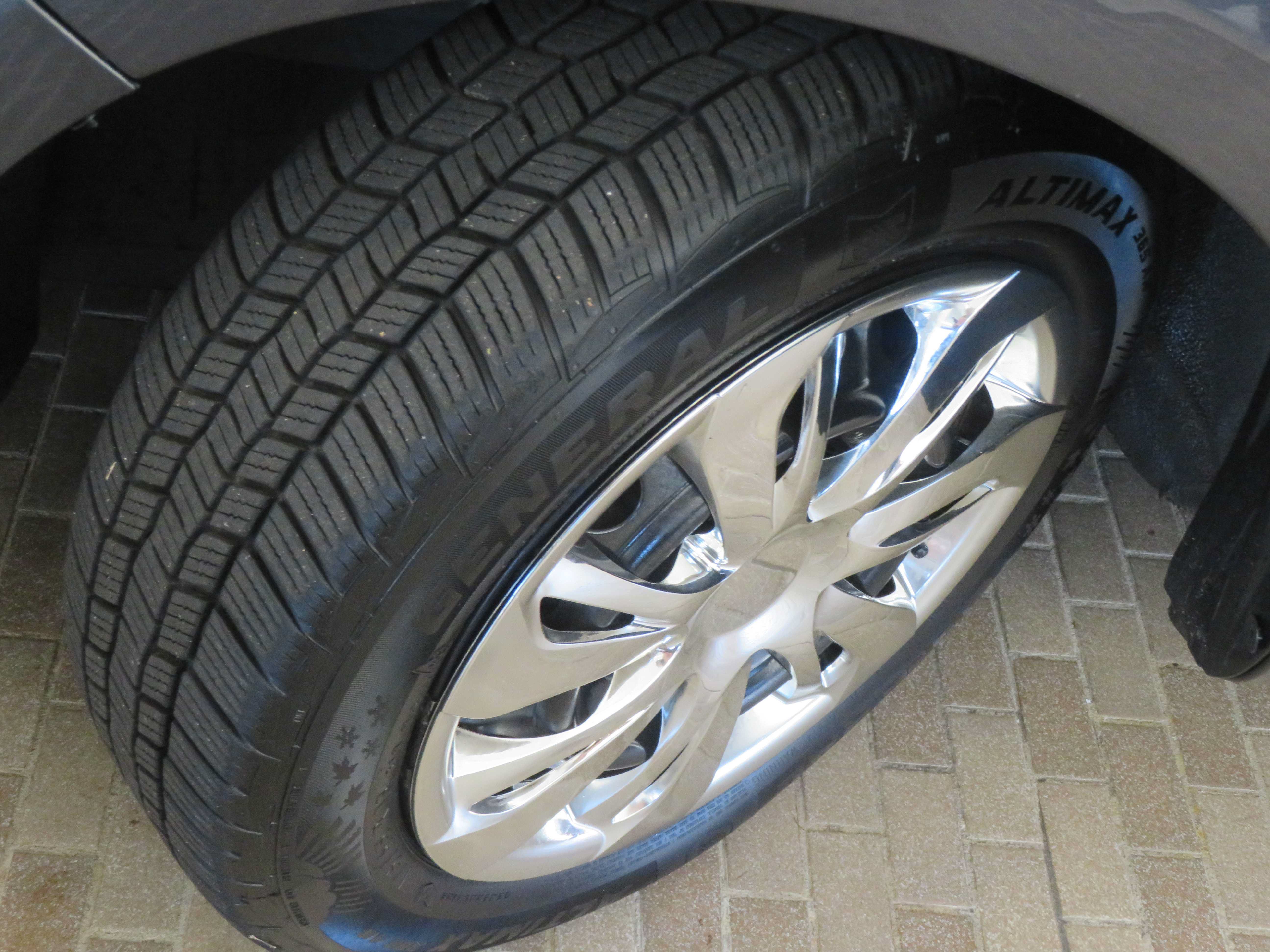 Used 2015 Toyota Yaris L FWD image 11