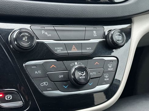 Used 2017 Chrysler Pacifica Touring-L image 21