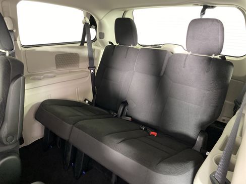 Used 2018 Dodge Grand Caravan SE w/ UConnect Hands-Free Group FWD image 31