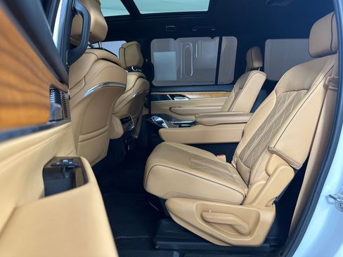 Used 2022 Jeep Grand Wagoneer Series III image 12