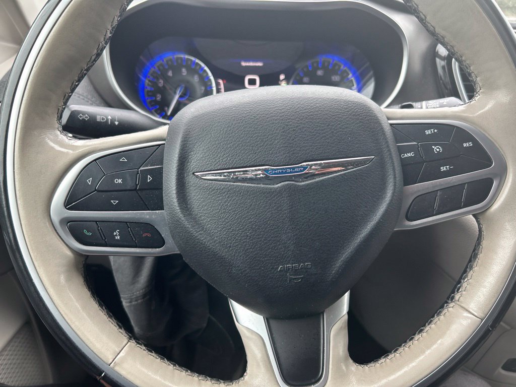 Used 2018 Chrysler Pacifica Limited w/ Tire & Wheel Group FWD image 5