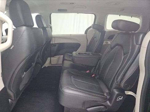 Used 2020 Chrysler Pacifica Touring-L FWD image 8