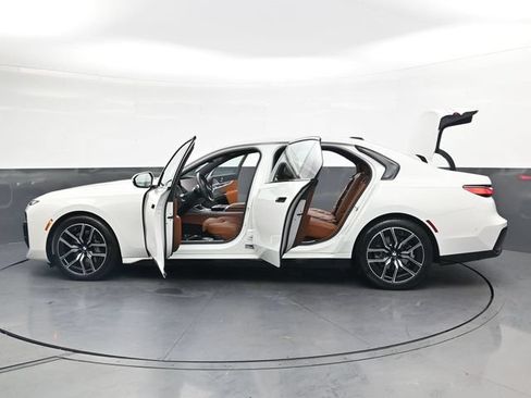 Used 2024 BMW 740i xDrive AWD/4WD image 37