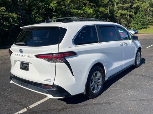 Used 2023 Toyota Sienna XSE AWD/4WD image 18