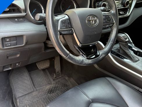 Used 2021 Toyota Highlander XLE AWD/4WD image 8