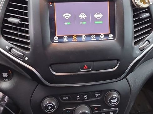 Used 2019 Jeep Cherokee Latitude Plus FWD image 15