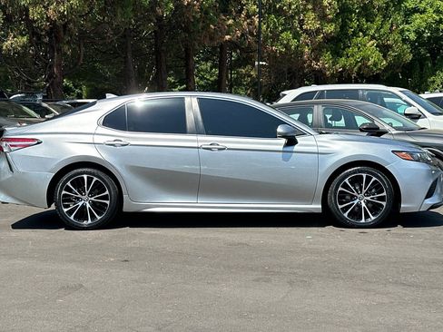 Used 2020 Toyota Camry SE w/ Carpet Mat Package FWD image 3