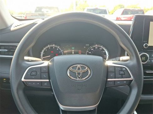 Used 2023 Toyota Highlander L image 18