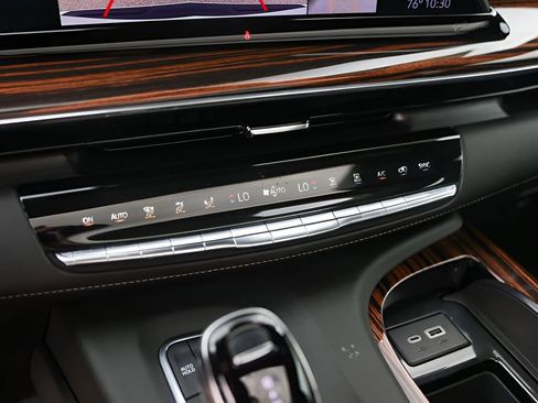 Certified 2023 Cadillac Escalade Premium Luxury w/ Performance Package image 18