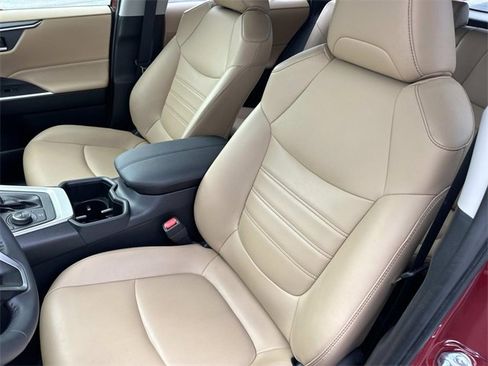 Used 2022 Toyota RAV4 XLE Premium image 21