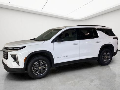 Used 2025 Chevrolet Traverse LT FWD image 42