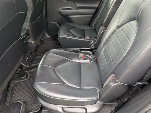 Used 2022 Toyota Highlander XLE FWD image 9