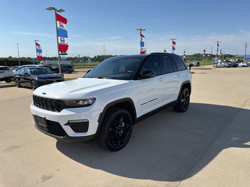 Used 2023 Jeep Grand Cherokee Limited w/ Black Appearance Package AWD/4WD image 1
