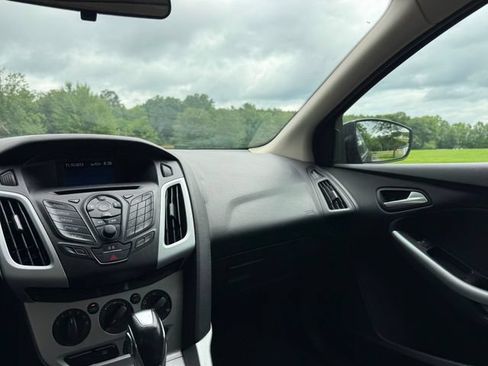 Used 2014 Ford Focus SE w/ Equipment Group 201A FWD image 10