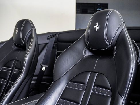 Used 2015 Ferrari California T image 23