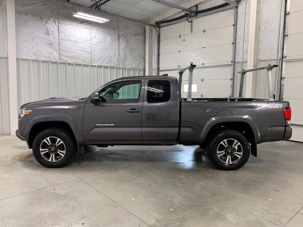 Used 2016 Toyota Tacoma TRD Sport w/ Towing Package AWD/4WD image 3