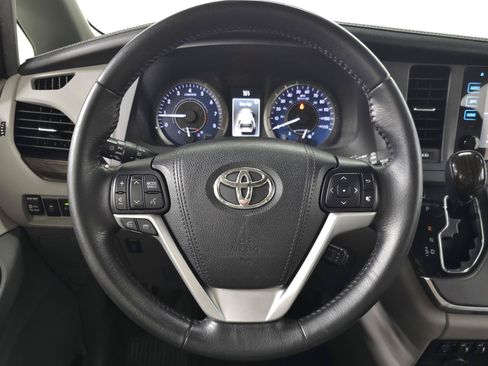 Used 2017 Toyota Sienna XLE w/ XLE Navigation Package FWD image 15