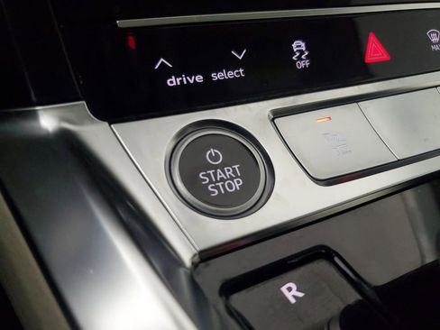 Used 2022 Audi e-tron Premium Plus w/ Premium Plus Package image 33