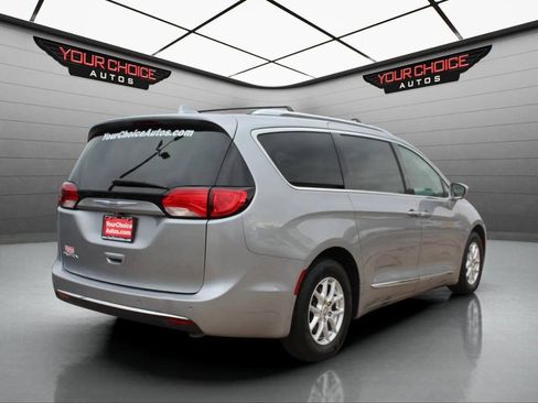 Used 2020 Chrysler Pacifica Touring-L FWD image 5