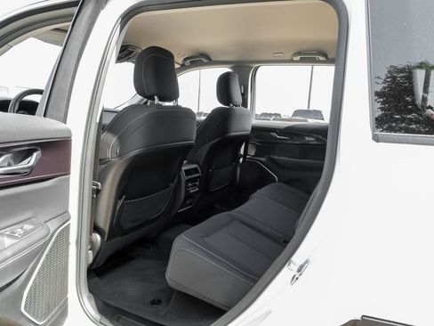 Used 2022 Jeep Grand Cherokee Laredo w/ Luxury Tech Group I image 47