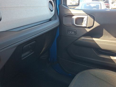 Used 2025 Jeep Wrangler Sahara image 31