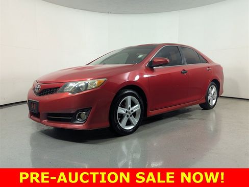 Used 2014 Toyota Camry L image 3