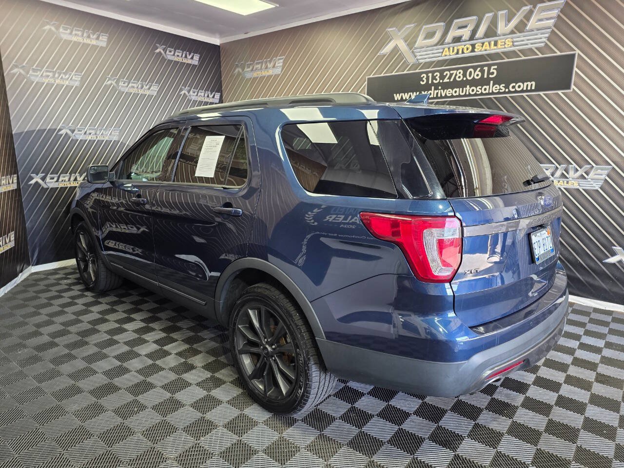 Used 2017 Ford Explorer XLT w/ Equipment Group 202A AWD/4WD image 8