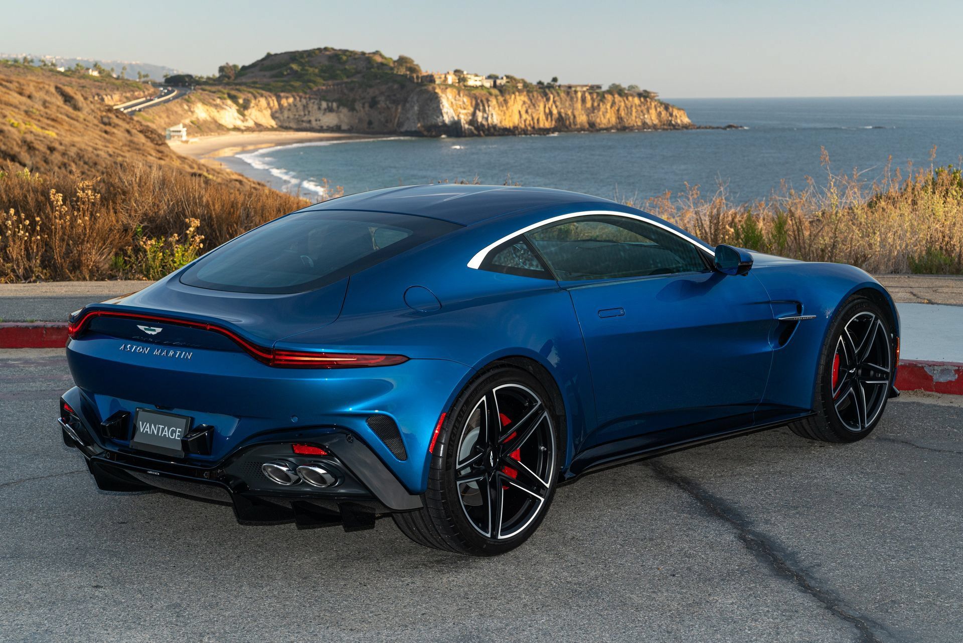 Used 2025 Aston Martin V8 Vantage Coupe RWD image 3