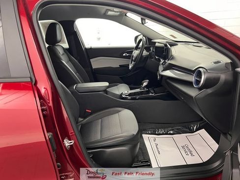 Used 2025 Chevrolet Trax LT w/ LT Convenience Package FWD image 38