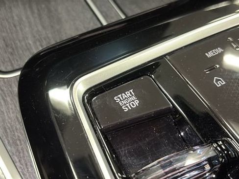 Used 2025 BMW 740i xDrive image 17