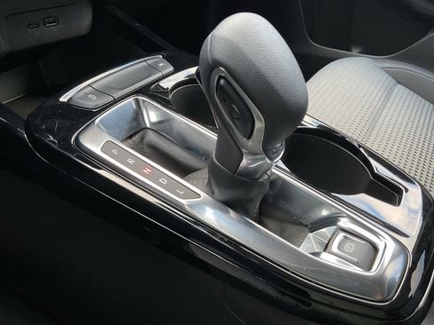 Used 2025 Chevrolet Trax LT image 32